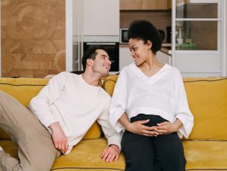 Comment utiliser un coussin de grossesse pour dormir quand on est enceinte