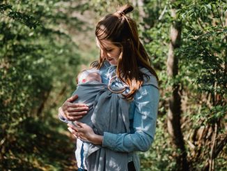 Allaiter son bébé en écharpe de portage
