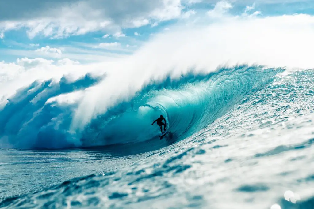 Surfer sur de grosses vagues fait partie des sports les plus dangereux au monde