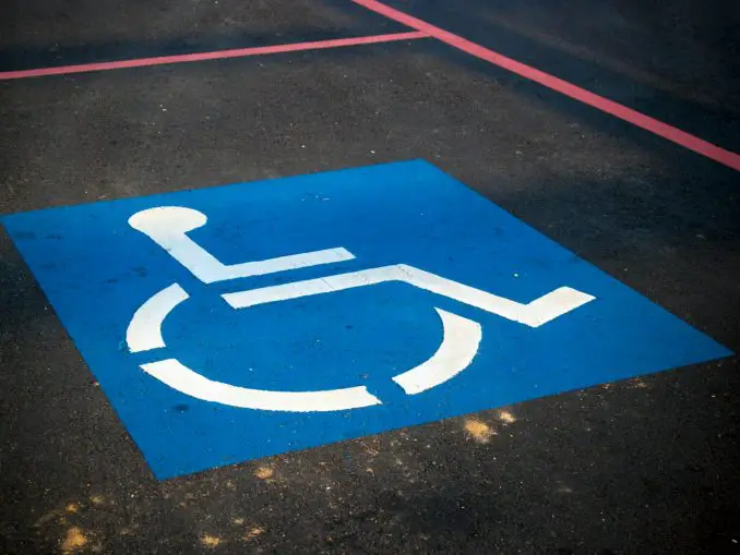 Amende et retrait de points pour stationnement sur place handicapée